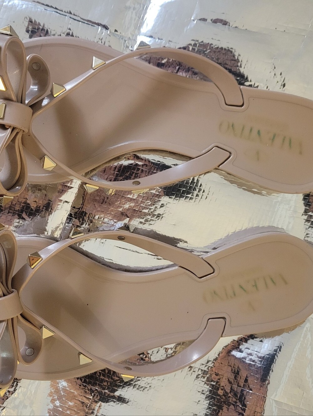 Valentino Garavani Rockstud Bow Thong Sandals in Beige - Picture 10 of 10
